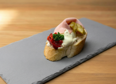 Pařížské chlebíčky šunka, půl vejce 1300g (10 ks)